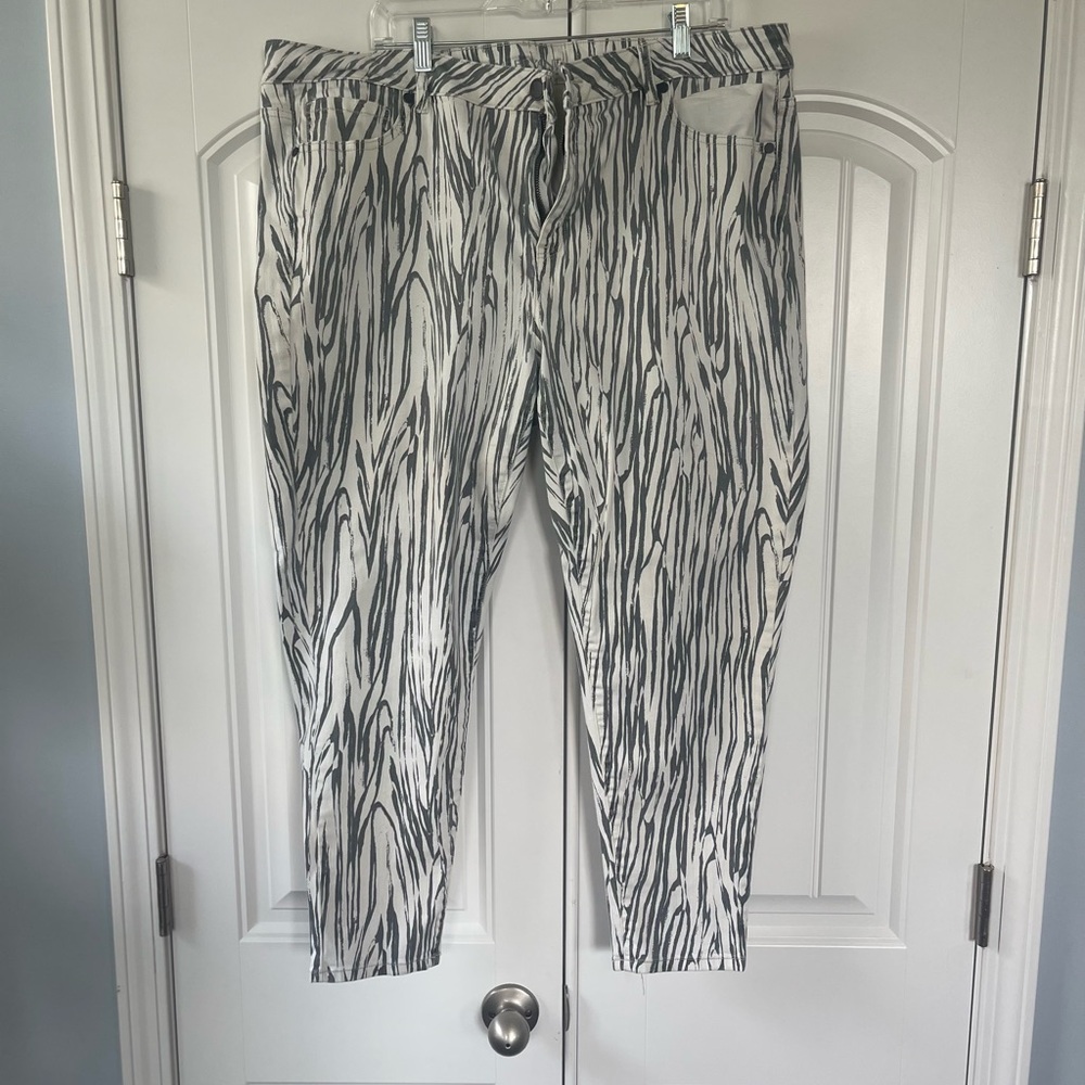 Lane Bryant Zebra Print Capri Size 22